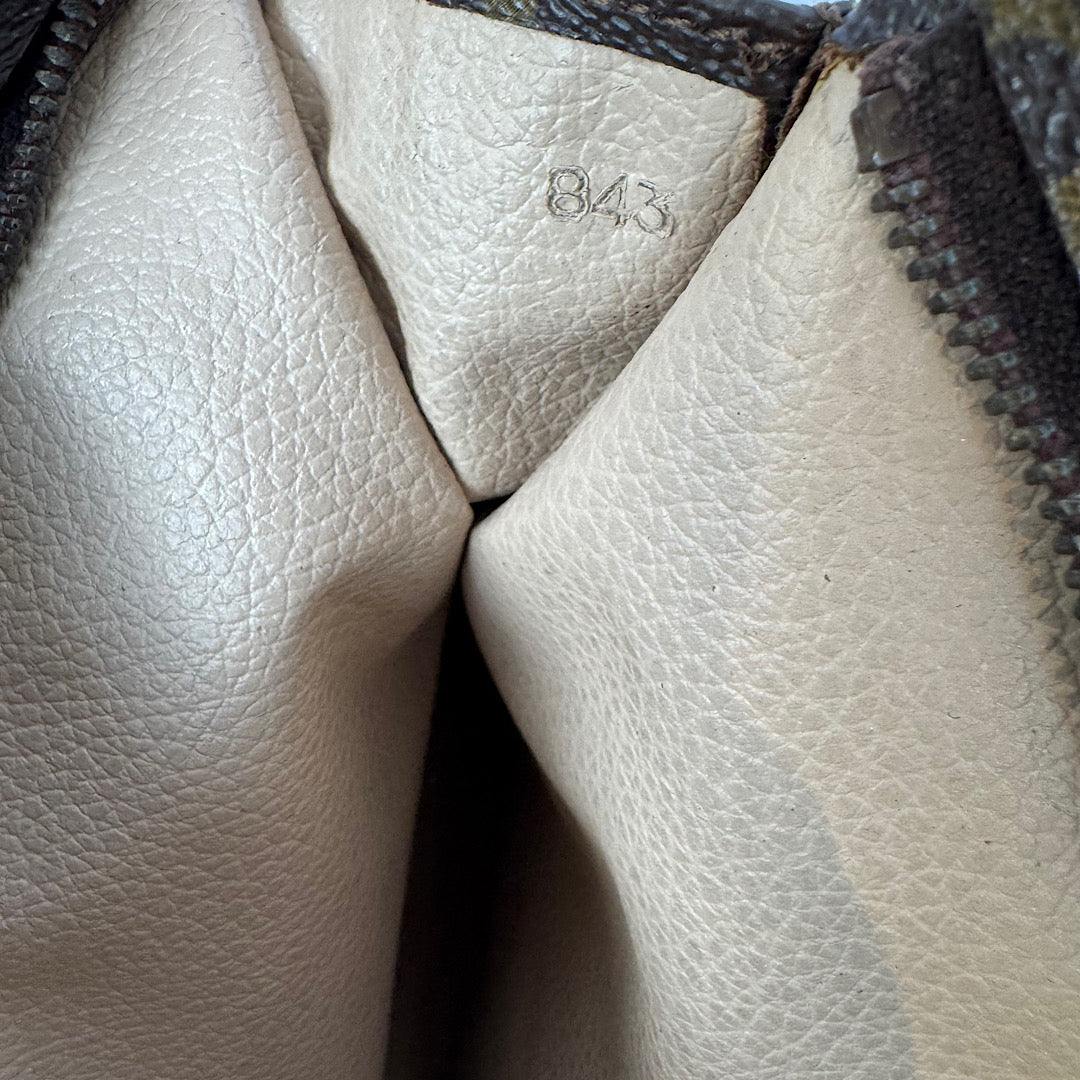 Louis Vuitton Toilettas 26 – Monogram Canvas