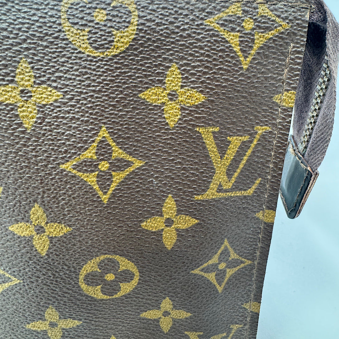 Louis Vuitton Toilettas 19 – Monogram Canvas