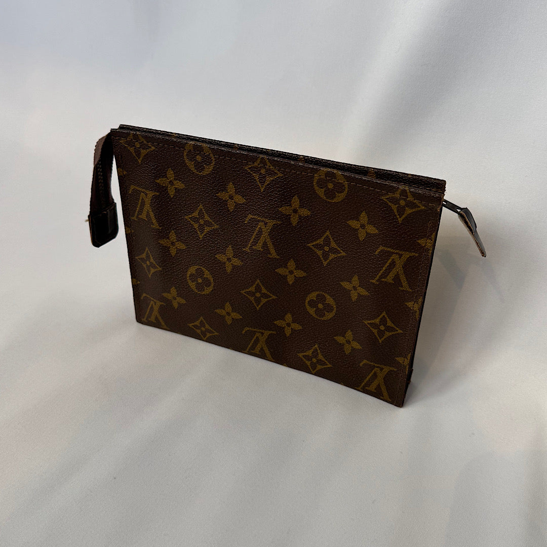 Louis Vuitton Toilettas 19 – Monogram Canvas
