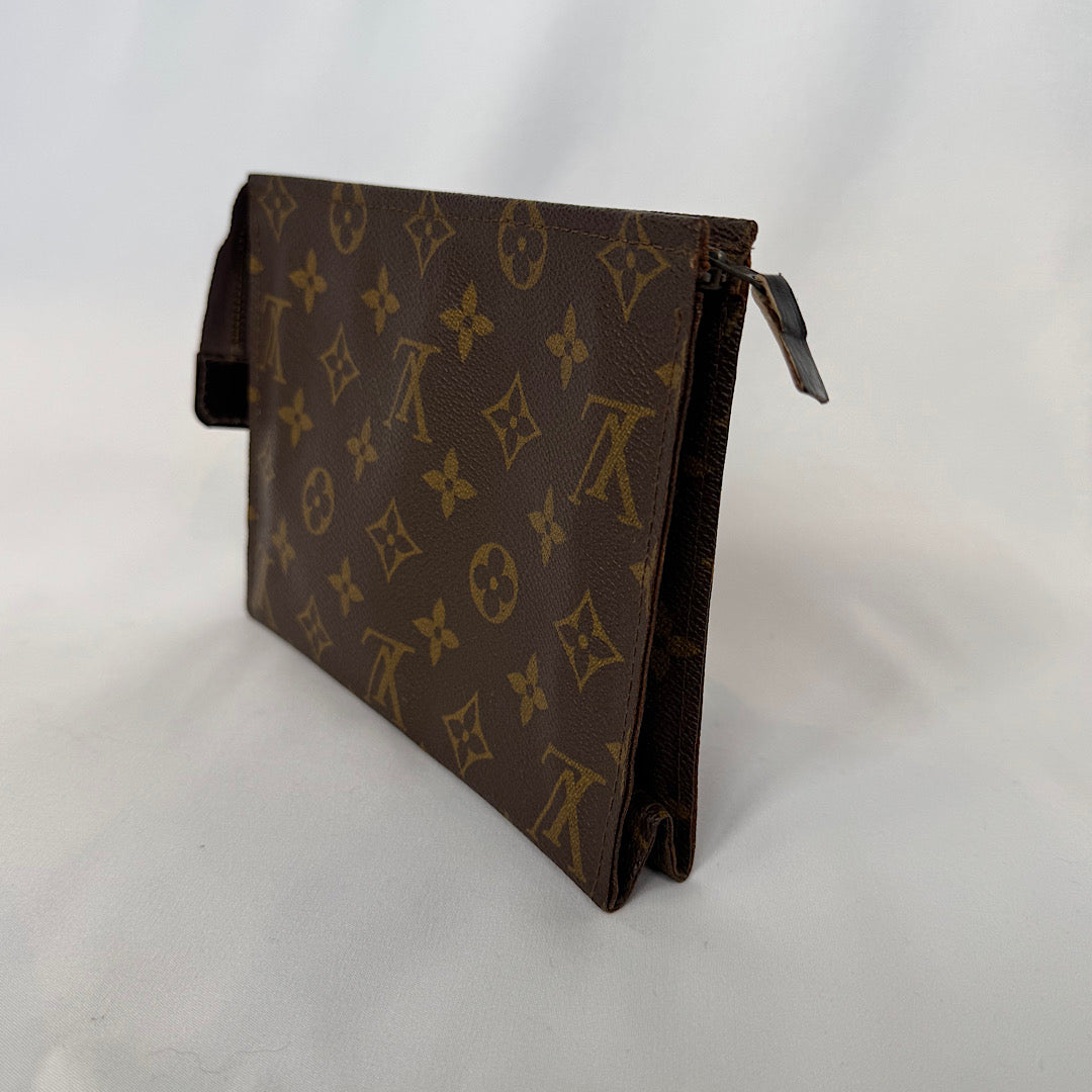 Louis Vuitton Toilettas 19 – Monogram Canvas