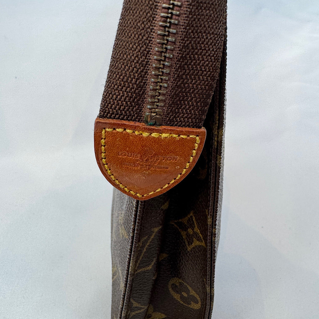 Louis Vuitton Toilettas 26 – Monogram Canvas